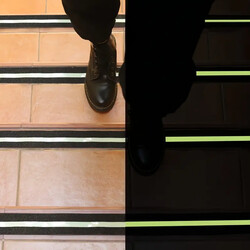 Protišmyková páska s luminiscenčným pruhom