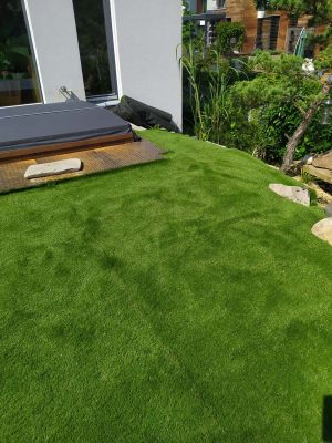 Umelá tráva môže v záhrade nahradiť živú trávu