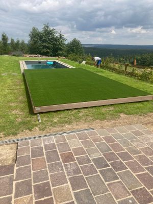 Umelá tráva nad bazénom