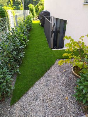 Umelú trávu možno použiť na frekventovaných miestach okolo domu