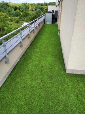 Umělá tráva na terase / balkóně se zalomením a seříznutím na míru