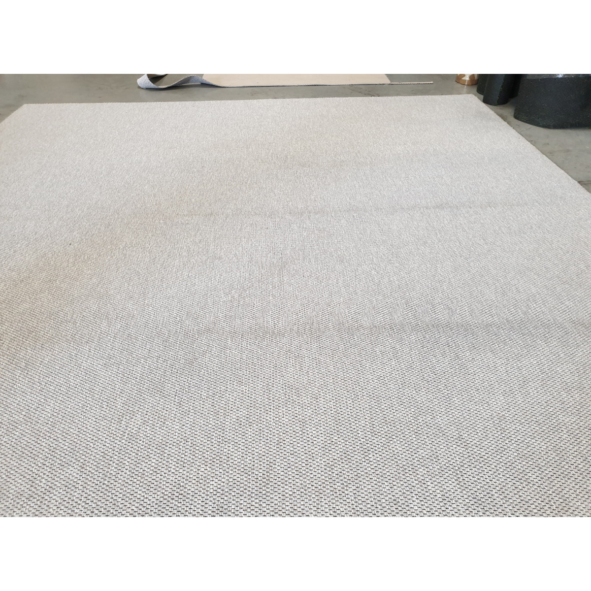 AKCIA: 320x365 cm Metrážny koberec Nature platina s chybou - na koberci sú pruhy